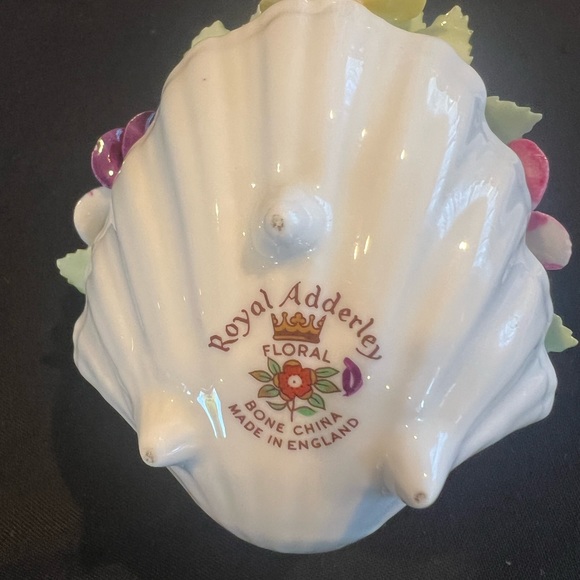 Royal Adderley Floral Clam Shell Flowers - Picture 4 of 4